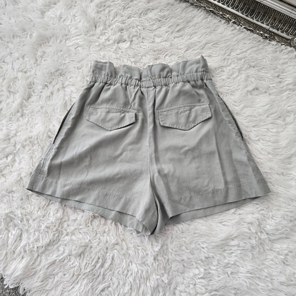 Club Monaco Linen Blend Paperbag Waist Shorts. Size 4. Good preowned condition. - Picture 3 of 7